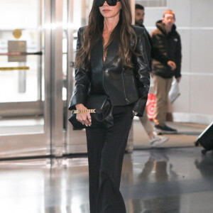 Quel est le secret beauté de l'ex Spice Girl ? 
Exclusif - Victoria Beckham arrive à l'aéroport JFK à New York sous la pluie, le 20 mai 2023. 
