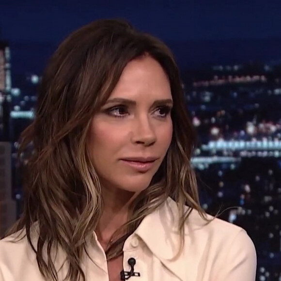 Victoria Beckham parle de la première fois où elle a vu quelqu'un porter l'une de ses pièces et du lancement de sa marque de cosmétiques dans l'émission "The Tonight Show" à New York. Le 13 octobre 2021. 
