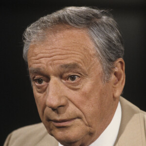 Archives - No Web - En France, à Paris, portrait de Yves MONTAND sur un plateau de télévision. Avril 1987 © Michel Croizard via Bestimage  