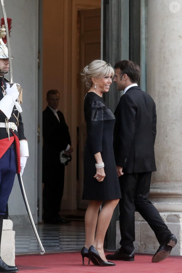 Pour l'occasion, la Première dame portait un chignon très sophistiqué.
Le président français Emmanuel Macron et la première dame, Brigitte Macron lors d'un dîner officiel au palais de l'Élysée, en marge du sommet du nouveau pacte financier mondial, à Paris, le 22 juin 2023, au palais Brogniard, Paris. © Stéphane Lemouton / Bestimage 