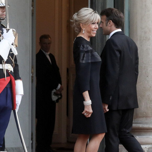 Pour l'occasion, la Première dame portait un chignon très sophistiqué.
Le président français Emmanuel Macron et la première dame, Brigitte Macron lors d'un dîner officiel au palais de l'Élysée, en marge du sommet du nouveau pacte financier mondial, à Paris, le 22 juin 2023, au palais Brogniard, Paris. © Stéphane Lemouton / Bestimage 