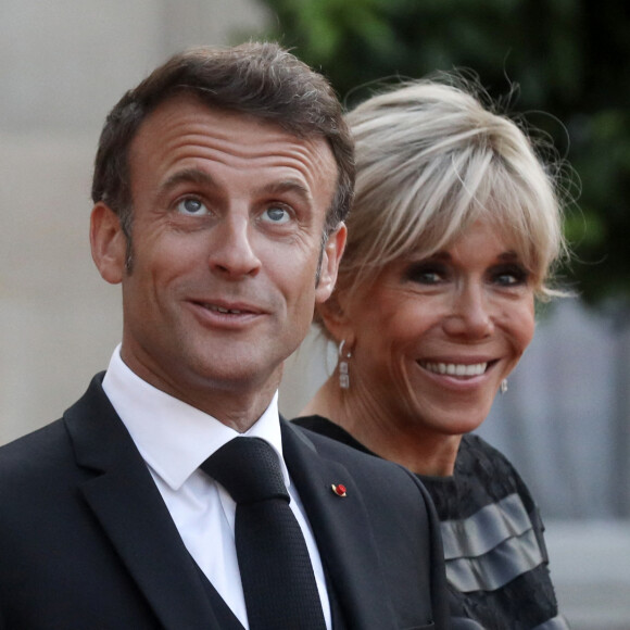 Le couple organisait un diner en marge du sommet du nouveau pacte financier mondial.
Le président français Emmanuel Macron et la première dame, Brigitte Macron lors d'un dîner officiel au palais de l'Élysée, en marge du sommet du nouveau pacte financier mondial, à Paris, le 22 juin 2023, au palais Brogniard, Paris. © Stéphane Lemouton / Bestimage 