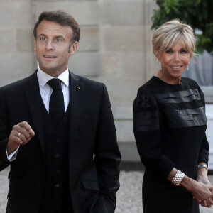 Le tout associé à de beaux bijoux.
Le président français Emmanuel Macron et la première dame, Brigitte Macron lors d'un dîner officiel au palais de l'Élysée, en marge du sommet du nouveau pacte financier mondial, à Paris, le 22 juin 2023, au palais Brogniard, Paris. © Stéphane Lemouton / Bestimage 