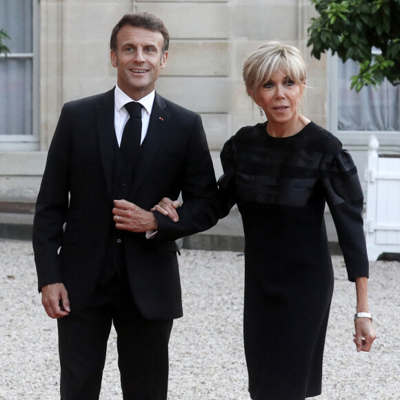 Ainsi qu'une très élégante robe noire assortie à ses talons.
Le président français Emmanuel Macron et la première dame, Brigitte Macron lors d'un dîner officiel au palais de l'Élysée, en marge du sommet du nouveau pacte financier mondial, à Paris, le 22 juin 2023, au palais Brogniard, Paris. © Stéphane Lemouton / Bestimage 