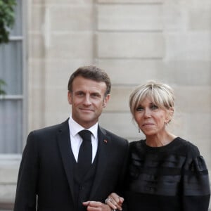 Le président français Emmanuel Macron et la première dame, Brigitte Macron lors d'un dîner officiel au palais de l'Élysée, en marge du sommet du nouveau pacte financier mondial, à Paris, le 22 juin 2023, au palais Brogniard, Paris. © Stéphane Lemouton / Bestimage 