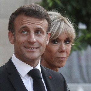 Le président français Emmanuel Macron et la première dame, Brigitte Macron lors d'un dîner officiel au palais de l'Élysée, en marge du sommet du nouveau pacte financier mondial, à Paris, le 22 juin 2023, au palais Brogniard, Paris. © Stéphane Lemouton / Bestimage 