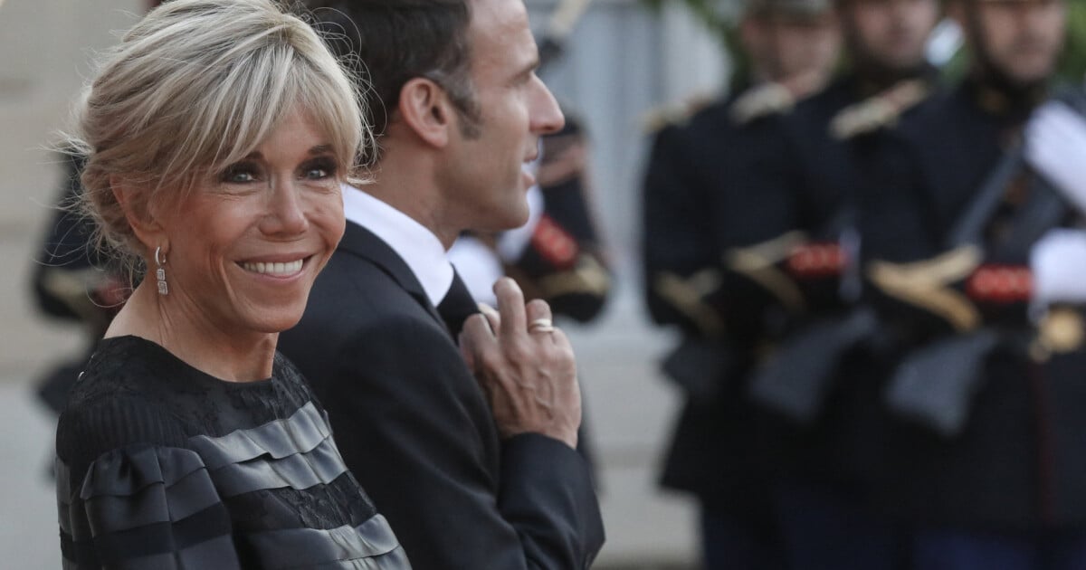 Brigitte Macron bien accrochée à Emmanuel son chignon très sophistiqué a marqué les esprits