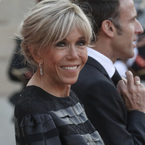 Brigitte Macron était splendide ce jeudi soir à l'Elysée aux cotés d'Emmanuel.
Le président français Emmanuel Macron et la première dame, Brigitte Macron lors d'un dîner officiel au palais de l'Élysée, en marge du sommet du nouveau pacte financier mondial, à Paris. © Stéphane Lemouton / Bestimage 