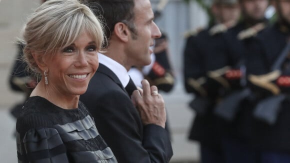 Brigitte Macron bien accrochée à Emmanuel : son chignon très sophistiqué a marqué les esprits