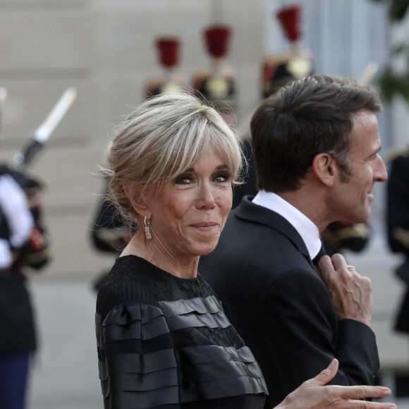 Le président français Emmanuel Macron et la première dame, Brigitte Macron lors d'un dîner officiel au palais de l'Élysée, en marge du sommet du nouveau pacte financier mondial, à Paris, le 22 juin 2023, au palais Brogniard, Paris. © Stéphane Lemouton / Bestimage 