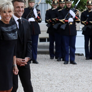 Le président français Emmanuel Macron et la première dame, Brigitte Macron lors d'un dîner officiel au palais de l'Élysée, en marge du sommet du nouveau pacte financier mondial, à Paris, le 22 juin 2023, au palais Brogniard, Paris. © Stéphane Lemouton / Bestimage 