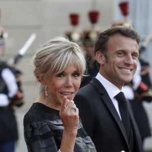 Le président français Emmanuel Macron et la première dame, Brigitte Macron lors d'un dîner officiel au palais de l'Élysée, en marge du sommet du nouveau pacte financier mondial, à Paris, le 22 juin 2023, au palais Brogniard, Paris. © Stéphane Lemouton / Bestimage 