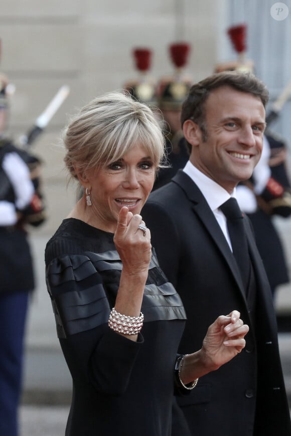 Le président français Emmanuel Macron et la première dame, Brigitte Macron lors d'un dîner officiel au palais de l'Élysée, en marge du sommet du nouveau pacte financier mondial, à Paris, le 22 juin 2023, au palais Brogniard, Paris. © Stéphane Lemouton / Bestimage 