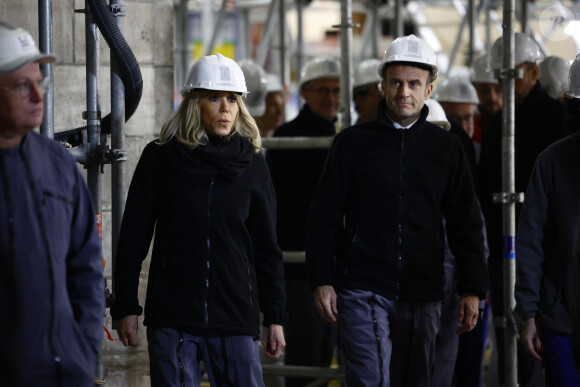 Le président Emmanuel Macron visite le chantier de la cathédrale Notre-Dame de Paris la veille du quatrième anniversaire de l'incendie le 14 avril 2023 en présence de la première dame, Brigitte Macron et de Rima Abdul Malak, ministre de la Culture. © Sarah Meyssonnier / Pool / Bestimage