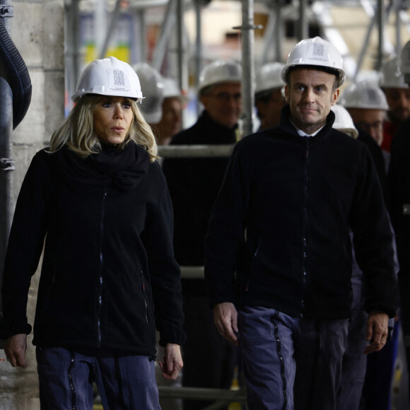 Le président Emmanuel Macron visite le chantier de la cathédrale Notre-Dame de Paris la veille du quatrième anniversaire de l'incendie le 14 avril 2023 en présence de la première dame, Brigitte Macron et de Rima Abdul Malak, ministre de la Culture. © Sarah Meyssonnier / Pool / Bestimage