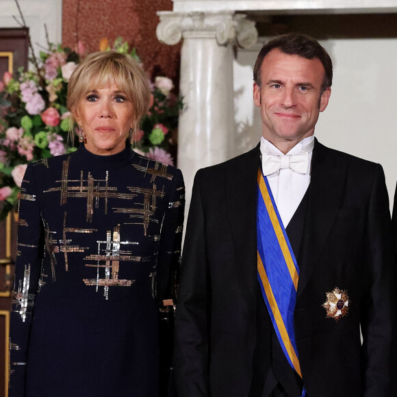 Brigitte Macron et le président Emmanuel Macron au dîner d'Etat offert en l'honneur du Président de la République et de sa femme par le Roi des Pays- Bas au palais royal à Amsterdam le 11 avril 2023. © Dominique Jacovides / Bestimage