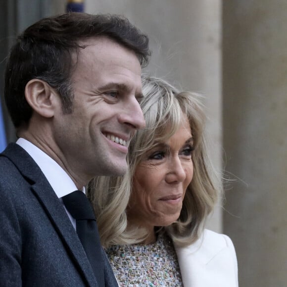 Le président français Emmanuel Macron, accompagné de la première dame, Brigitte Macron, reçoit son homologue de la République de la Côte d'Ivoire Alassane Ouattara et son épouse Dominique pour un déjeuner de travail au palais de l'Elysée, à Paris, le 25 janvier 2023. © Stéphane Lemouton / Bestimage 