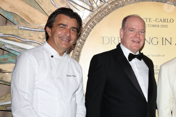 Le chef Yannick Alleno, le prince Albert II de Monaco - Soirée "Dreaming in Azur" organisée par Mr et Mme Ghirelli de la "Venetian Arts Foundation" au profit de la fondation Prince Albert II de Monaco à l'hôtel Hermitage de Monte-Carlo à Monaco le 1er octobre 2022. © Claudia Albuquerque/Bestimage 