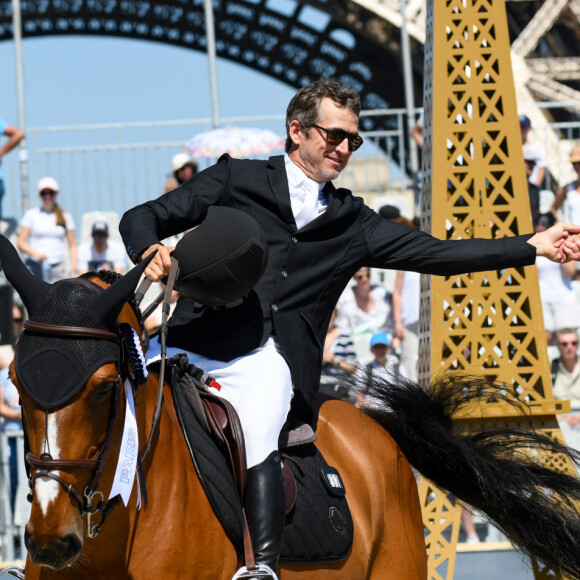 Guillaume Canet sur James Bond du Bec (6eme) et Arthus Chiabodo sur Vackanda de Lojou (7eme) lors du prix Geberit lors de la 9ème édition du "Longines Paris Eiffel Jumping" au Champ de Mars à Paris, France, le 25 juin 2023. © Perusseau-Veeren/Bestimage 
