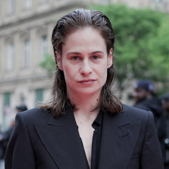 Apprendre à se connaître et se sentir bien dans son corps peut parfois s'avérer être un long combat, tantôt douloureux, pour certains.
Héloïse Adélaïde Letissier (Christine and the Queens, Redcar) - Arrivées à la première cérémonie des Flammes, dédiée au rap au Théâtre du Châtelet à Paris. © Veeren / Bestimage