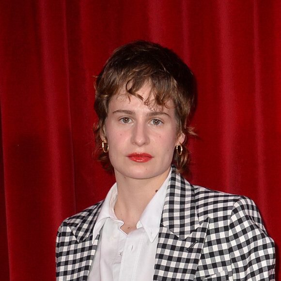 Dissociée de qui il est vraiment, l'artiste, désormais genré au masculin, parle de ce parcours dans ses chansons depuis dix ans.
Héloïse Letissier (Christine and the Queens) - People au défilé AMI d'Alexandre Mattiussi lors de la fashion week Homme collection Automne/Hiver 2020-2021 à Paris, le 14 janvier 2020. © Veeren Ramasamy-Christophe Clovis / Bestimage