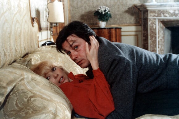 C'est Alain Delon qui était à l'origine de cette décision.
Mireille Darc et Alain Delon sur le tournage du film "L'homme pressé". 1976 