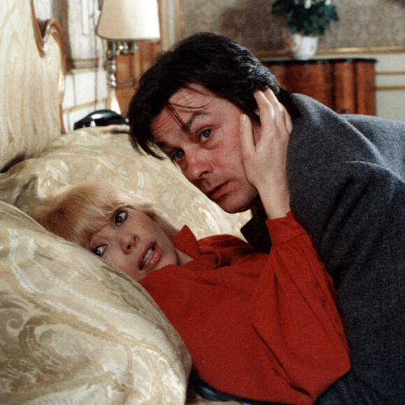 C'est Alain Delon qui était à l'origine de cette décision.
Mireille Darc et Alain Delon sur le tournage du film "L'homme pressé". 1976 