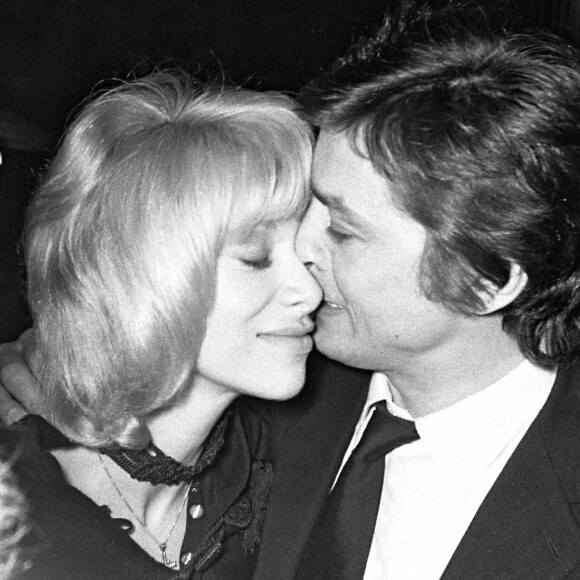 Mireille Darc et Alain Delon en 1971.