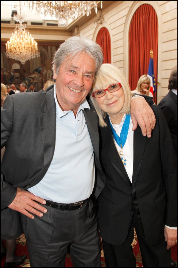 Exclusif - Alain Delon et Mireille Darc lors de la cérémonie de remise des insignes de commandeur de l'Ordre national du mérite à Mireille Darc au palais de l'Elysée le 21 avril 2010.