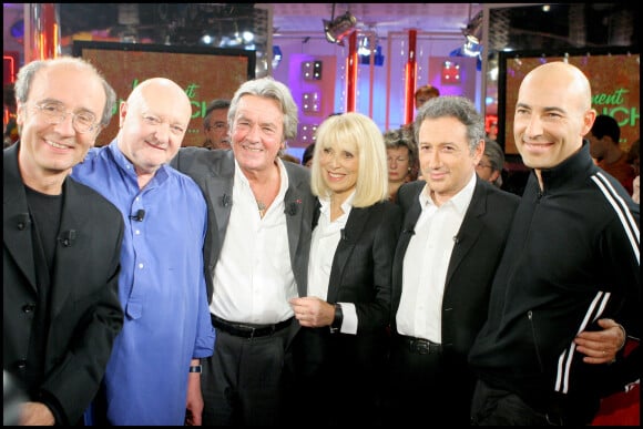 Mireille Darc et Alain Delon sur le plateau de l'émission 'Vivement Dimanche' en 2005.  © Guillaume Gaffiot / Bestimage