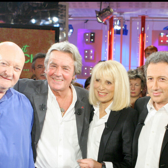 Mireille Darc et Alain Delon sur le plateau de l'émission 'Vivement Dimanche' en 2005.  © Guillaume Gaffiot / Bestimage