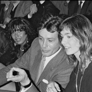 Archives - Alain Delon, Anne Parillaud, Jean-Paul Belmondo et Carlos Sotto Mayor à Paris en 1983.