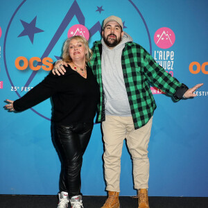 Valérie Damidot et Artus au photocall de la clôture de la 25ème édition du Festival international du film de comédie de l'Alpe d'Huez, France, le 22 janvier 2022. © Dominique Jacovides/Bestimage 