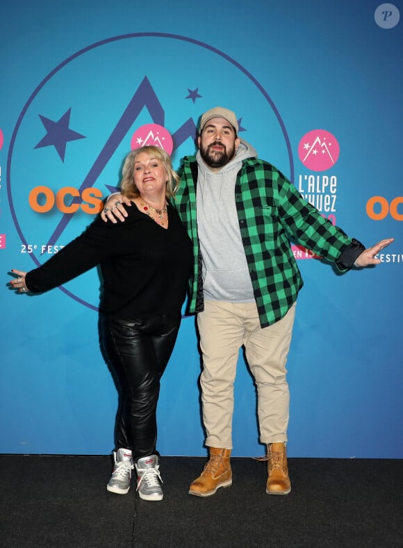 Valérie Damidot et Artus au photocall de la clôture de la 25ème édition du Festival international du film de comédie de l'Alpe d'Huez, France, le 22 janvier 2022. © Dominique Jacovides/Bestimage 