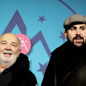 Gérard Jugnot et Artus - Photocall de la 25ème édition du Festival international du film de comédie de l'Alpe d'Huez le 19 janvier 2022. © Dominique Jacovides / Bestimage 