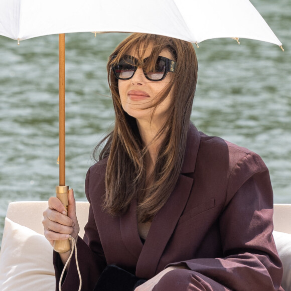 On comptait ainsi la présence de Victoria et David Beckham, Laetitia Casta ou encore Monica Bellucci, venue soutenir sa fille Deva Cassel née 12 septembre 2004 de son précédent mariage avec Vincent Cassel.
Monica Bellucci au front row dans une barque pour le défilé Jacquemus collection "Le chouchou" automne-hiver 2023/2024, même si la marque est désormais déconnectée du traditionnel calendrier de la mode et livre des collections qui ne sont plus liées aux saisons, au château de Versailles, France, le 26 juin 2023. © Olivier Borde/Bestimage