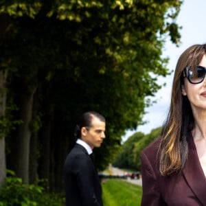 Monica Bellucci - Arrivées au défilé Jacquemus collection "Le chouchou" automne-hiver 2023/2024, même si la marque est désormais déconnectée du traditionnel calendrier de la mode et livre des collections qui ne sont plus liées aux saisons, au château de Versailles, France, le 26 juin 2023. © Olivier Borde/Bestimage