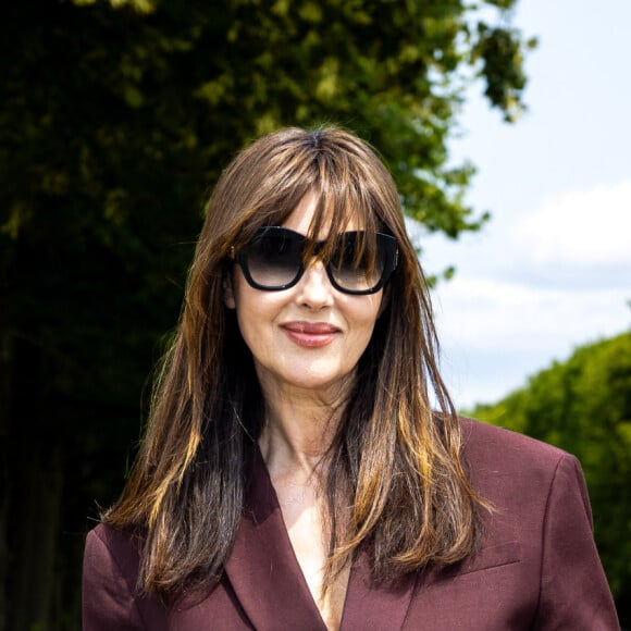 Monica Bellucci - Arrivées au défilé Jacquemus collection "Le chouchou" automne-hiver 2023/2024, même si la marque est désormais déconnectée du traditionnel calendrier de la mode et livre des collections qui ne sont plus liées aux saisons, au château de Versailles, France, le 26 juin 2023. © Olivier Borde/Bestimage