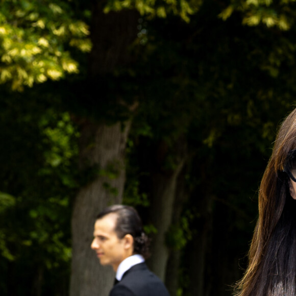 Monica Bellucci - Arrivées au défilé Jacquemus collection "Le chouchou" automne-hiver 2023/2024, même si la marque est désormais déconnectée du traditionnel calendrier de la mode et livre des collections qui ne sont plus liées aux saisons, au château de Versailles, France, le 26 juin 2023. © Olivier Borde/Bestimage