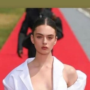 Vêtue de blanc, la jeune femme a défilé aux côtés des plus grandes comme Kendall Jenner et Gigi Hadid. De quoi rendre fier son père, même à des milliers de km.
Vincent Cassel fier de sa fille Deva