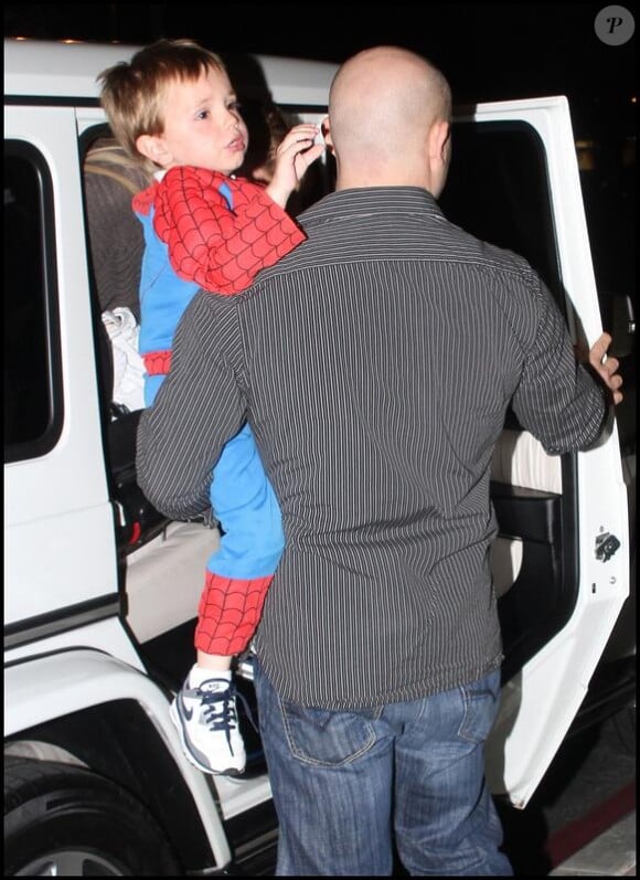 Britney Spears, ses deux enfants (Sean Preston, 4 ans, et Jayden James, 3 ans) et sa maman Lynne Spears se rendent au cinéma de Calabasas, lundi 1er mars.