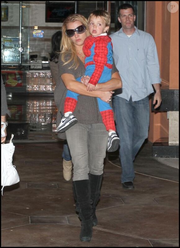 Britney Spears, ses deux enfants (Sean Preston, 4 ans, et Jayden James, 3 ans) et sa maman Lynne Spears se rendent au cinéma de Calabasas, lundi 1er mars.