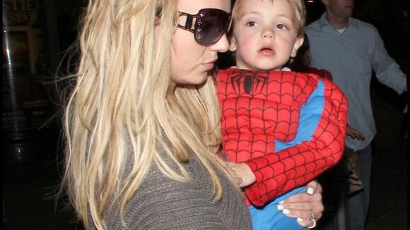 Britney Spears et ses deux amours de gamins... en mode spider-man ! !