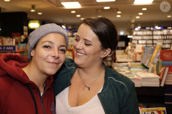 L'occasion pour elle d'immortaliser un tendre baiser avec sa chérie.
Exclusif - Emilie Lopez et sa compagne Noemie Lefort - Sortie livre de Valérie Bénaïm à la librairie Eyrolles à Paris le 13 octobre 2019. © Cédric Perrin /Bestimage 