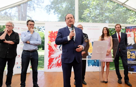 En effet, François Hollande était venu, comme elle, rendre hommage à Joséphine Baker.
Exclusif - Mario Stasi (Président de la Ligue contre le racisme et l'antisémitisme), François Hollande, Charlotte Casiraghi et Andrea Casiraghi - Inauguration du 1er Festival du livre Joséphine Baker-Licra au parc de Joséphine Baker à Castelenaud-la Chapelle le 24 juin 2023. © Dominique Jacovides / Bestimage 