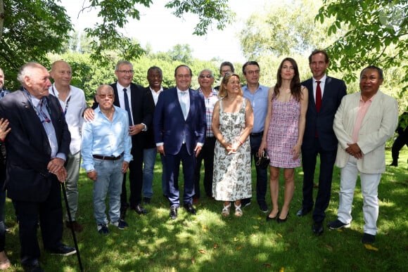 Exclusif - Claude Pierre-Bloch (vice-président national de la Licra et organisateur du 1er festival du livre Josephine Baker), François Hollande, Mario Stasi (Président de la Ligue contre le racisme et l'antisémitisme), Charlotte Casiraghi et Andrea Casiraghi entourés des enfants de Joséphine Baker - Inauguration du 1er Festival du livre Joséphine Baker-Licra au parc de Joséphine Baker à Castelenaud-la Chapelle le 24 juin 2023. © Dominique Jacovides / Bestimage 