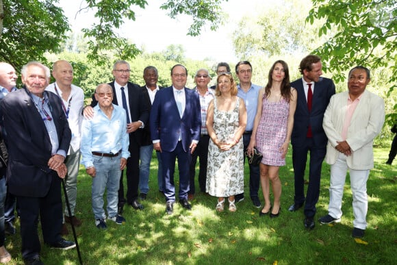 François Hollande, quant à lui, était venu sans Julie Gayet. 
Exclusif - Claude Pierre-Bloch (vice-président national de la Licra et organisateur du 1er festival du livre Josephine Baker), François Hollande, Mario Stasi (Président de la Ligue contre le racisme et l'antisémitisme), Charlotte Casiraghi et Andrea Casiraghi entourés des enfants de Joséphine Baker - Inauguration du 1er Festival du livre Joséphine Baker-Licra au parc de Joséphine Baker à Castelenaud-la Chapelle le 24 juin 2023. © Dominique Jacovides / Bestimage 