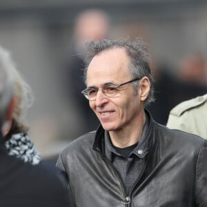 Jean-Jacques Goldman et Maxime Le Forestier lors des obsèques de Véronique Colucci au cimetière communal de Montrouge, le 12 avril 2018.