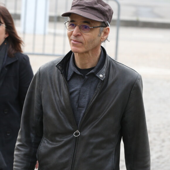 Le fils de Jean-Jacques Goldman n'a pas hésité à poursuivre l'aventure pour la deuxième année consécutive.
Jean-Jacques Goldman lors des obsèques de Véronique Colucci au cimetière communal de Montrouge, le 12 avril 2018.