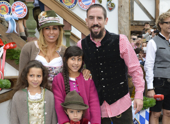 Franck Ribery célèbre la fête de la bière "Oktoberfest" avec sa femme Wahiba et ses enfants Salif, Shakinez et Hizya à Munich en Allemagne le 5 octobre 2014.